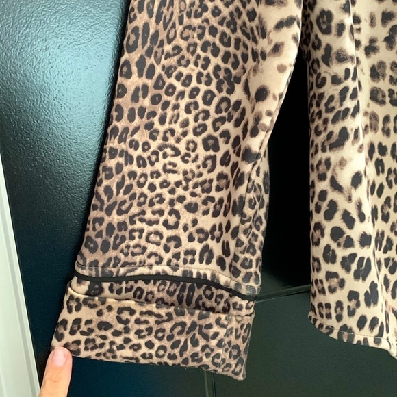 Chicos Animal Print Bomber Jacket w/Zipper and Cuffed Sleeves. Size 0 = XS - Picture 3 of 14